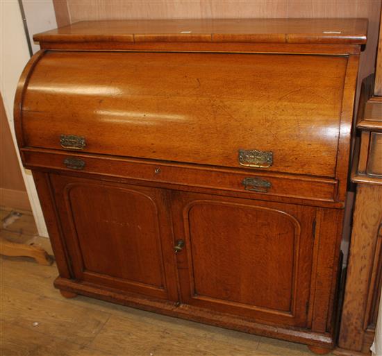 A late Victorian oak cylinder bureau, W.120cm D.56cm H.112cm